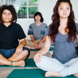 Teens rendent le yoga fun Teens rendent le yoga fun